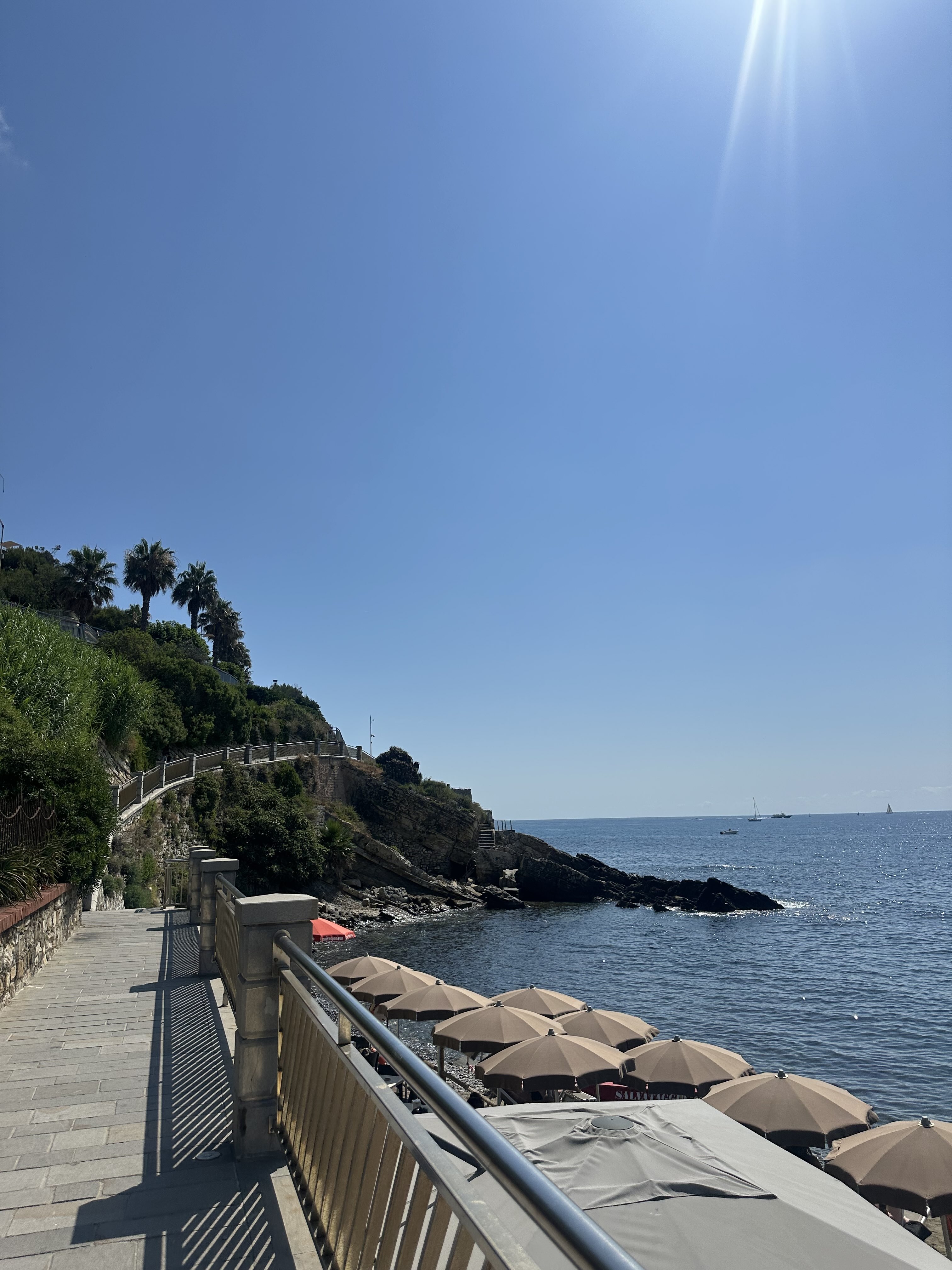 Promenade langs strandlinjen